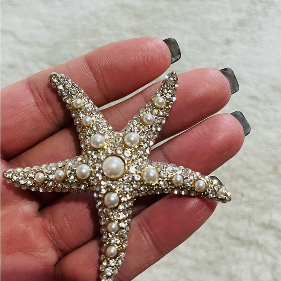 Gold tone star broach with pearl and sparkling diamond effects - Picture 3 of 3